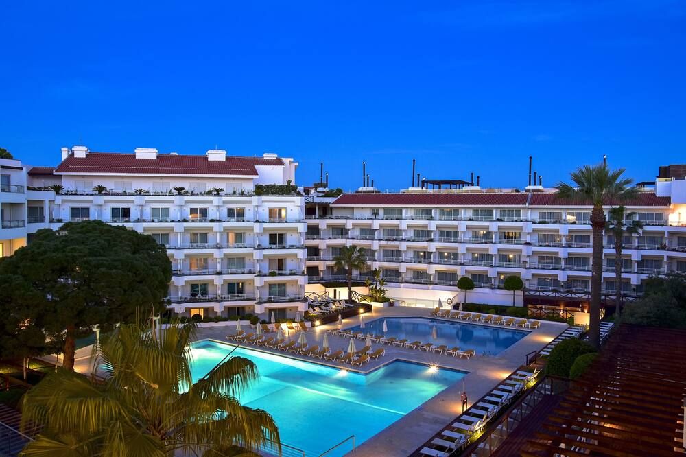 حوض السباحة