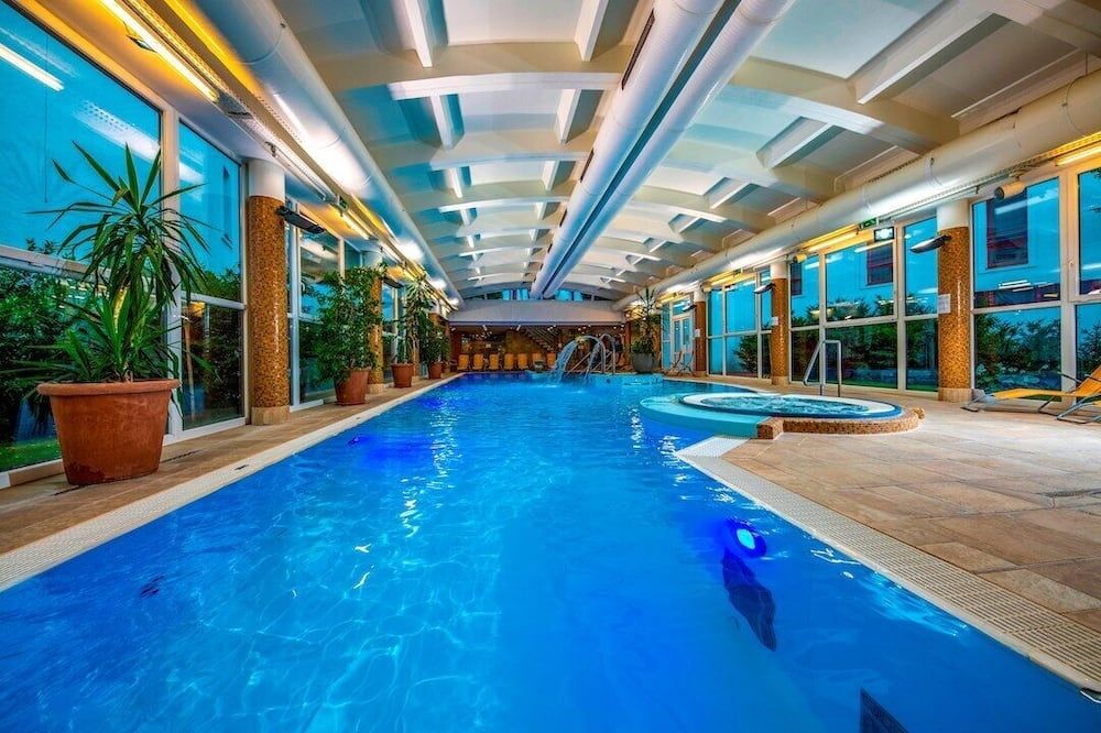 حوض السباحة