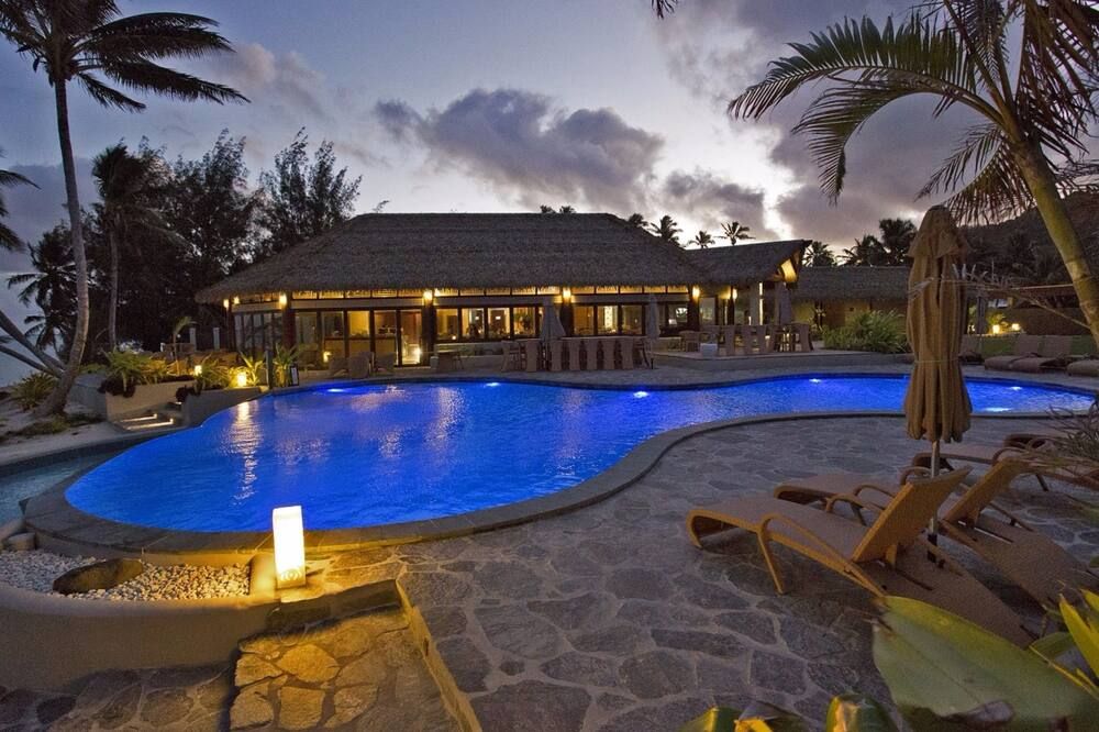 حوض السباحة