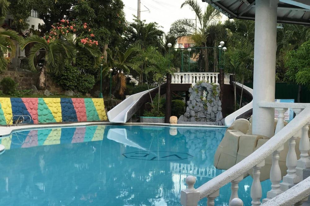 حوض السباحة