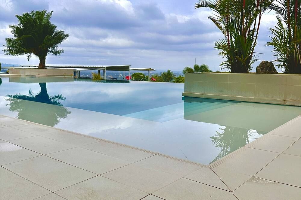 حوض السباحة