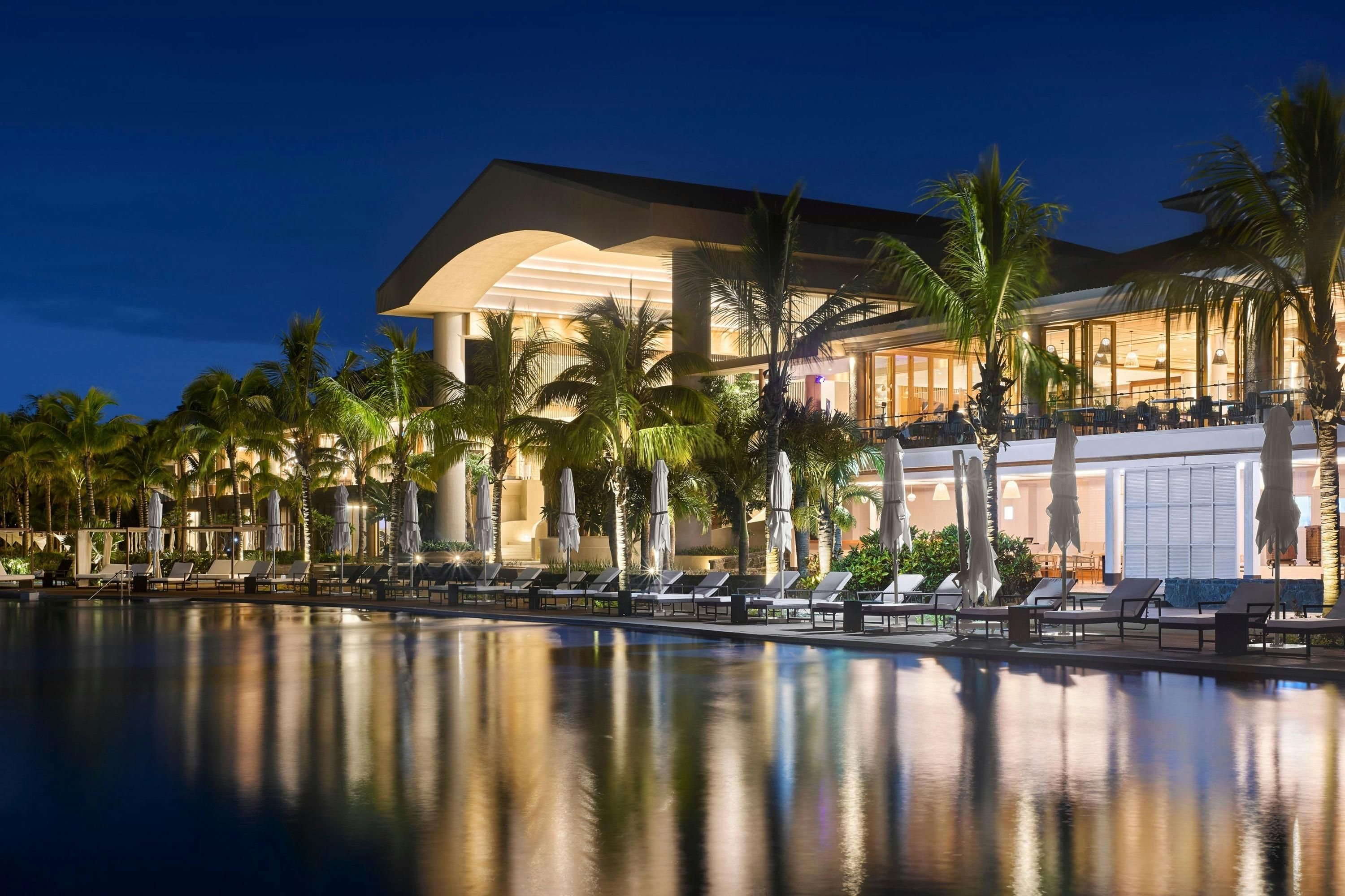 حوض السباحة