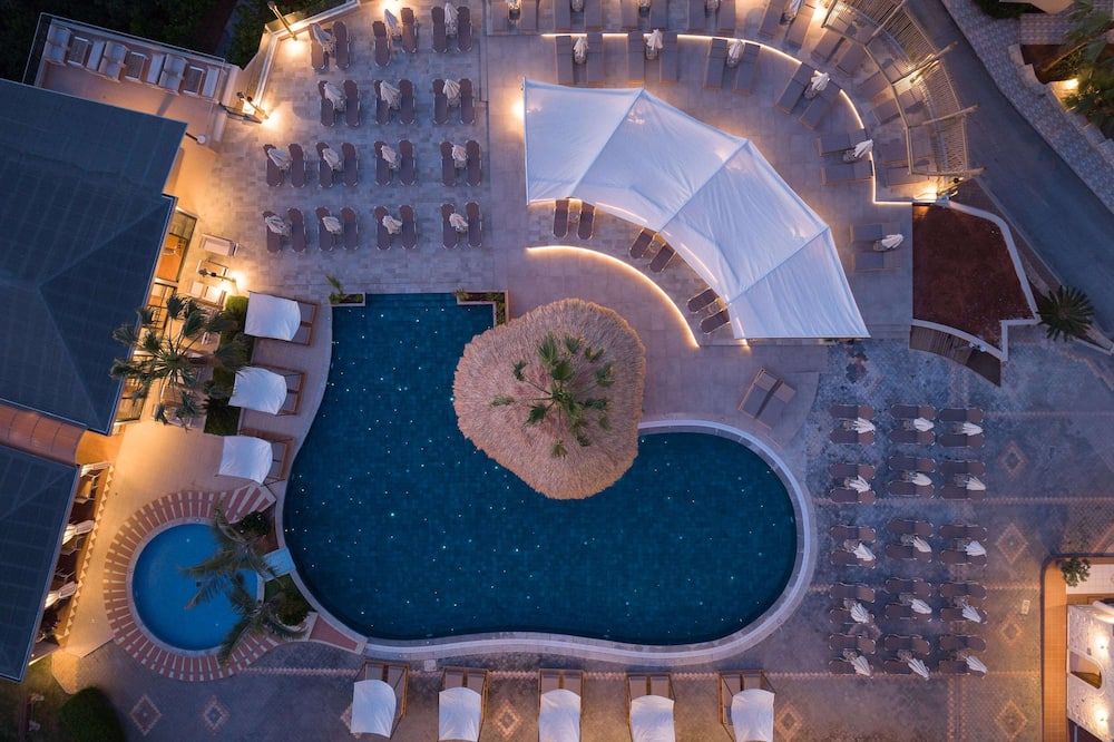 حوض السباحة