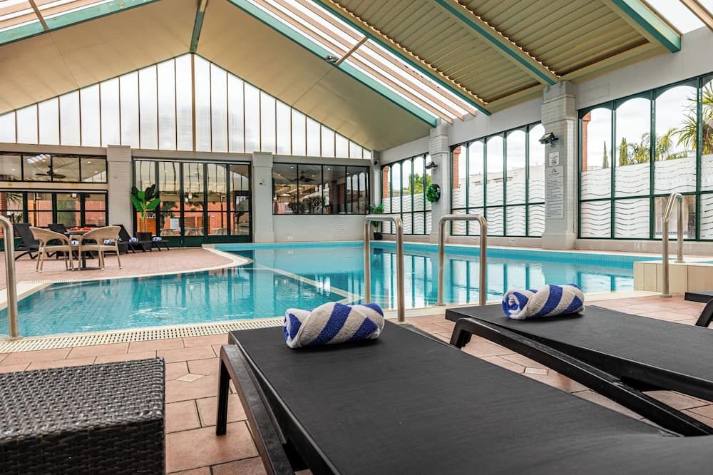 حوض السباحة