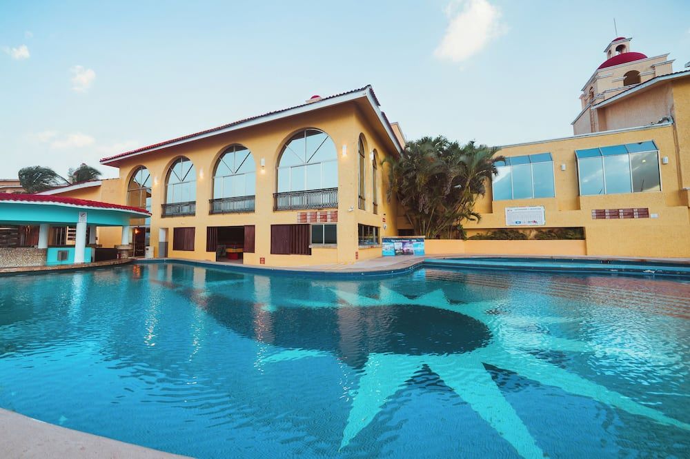 حوض السباحة