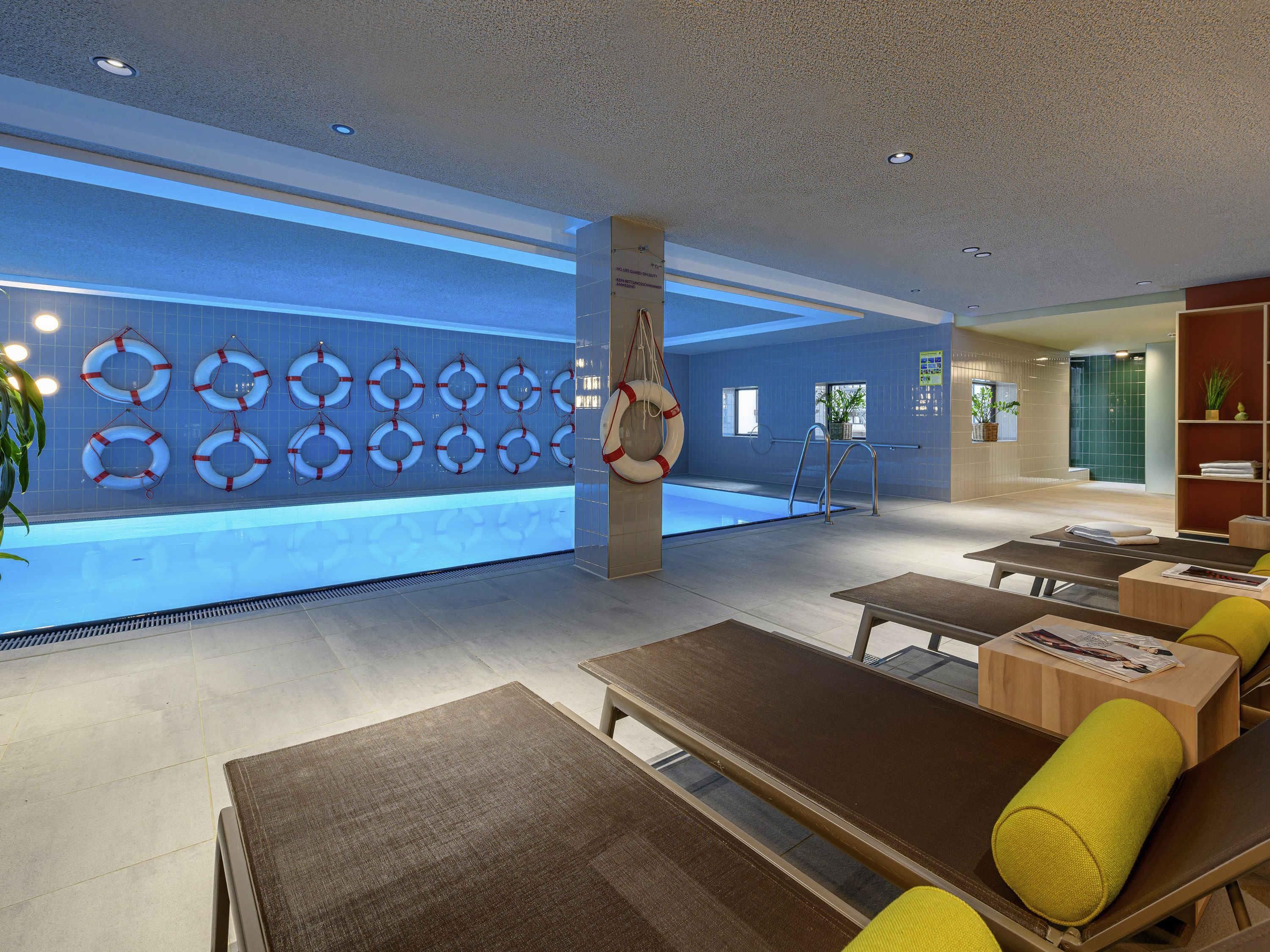 حوض السباحة