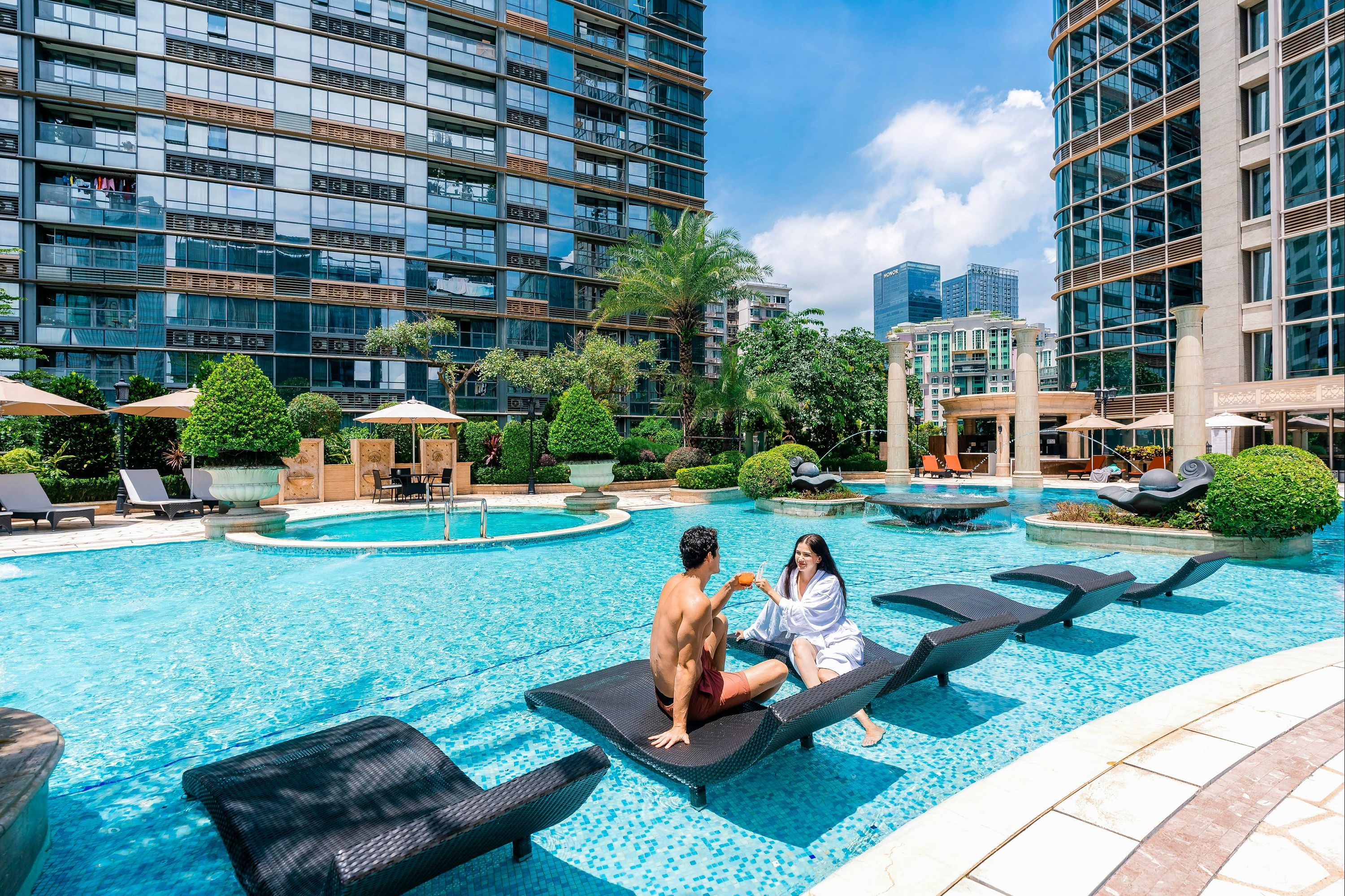 حوض السباحة