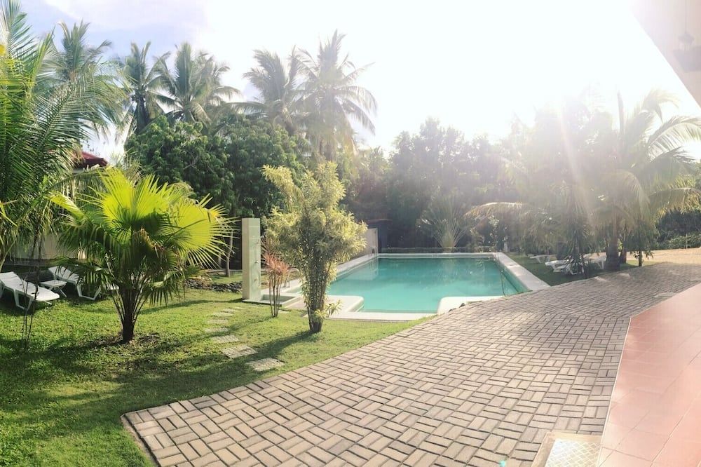 حوض السباحة