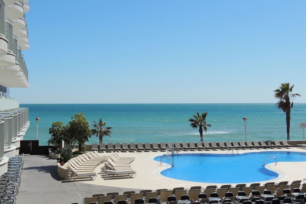 حوض السباحة