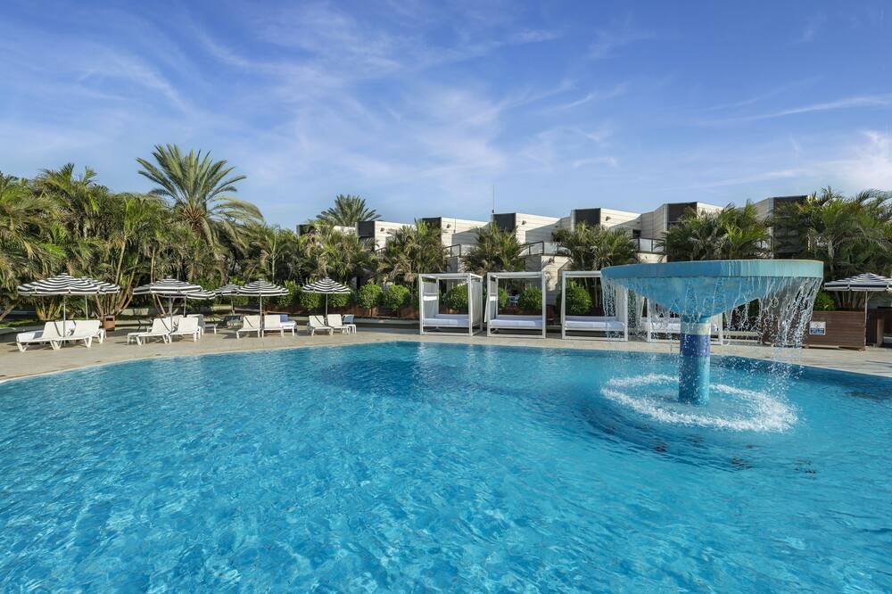 حوض السباحة