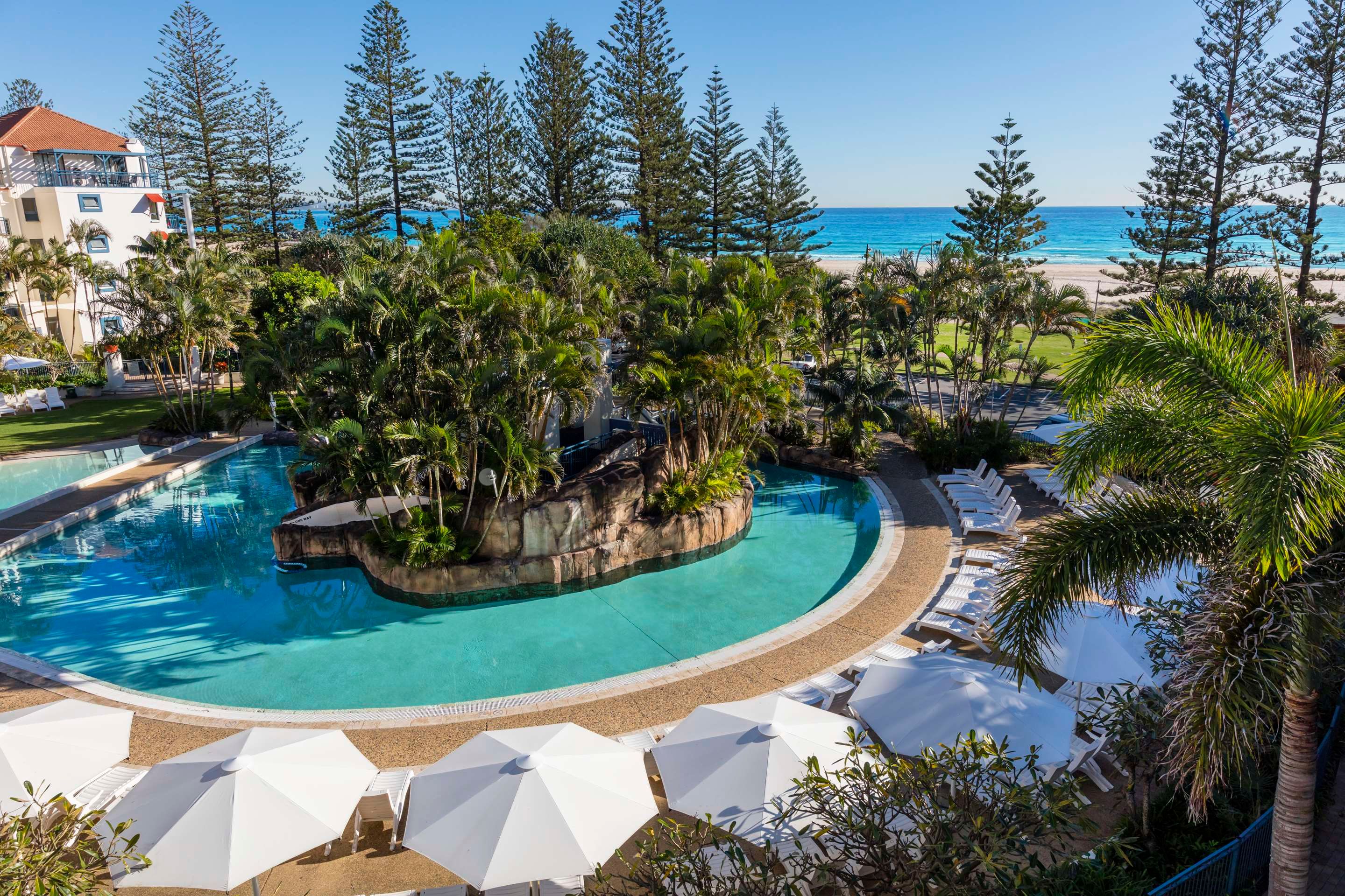 حوض السباحة