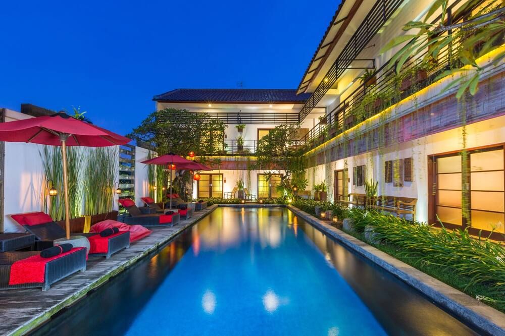 حوض السباحة