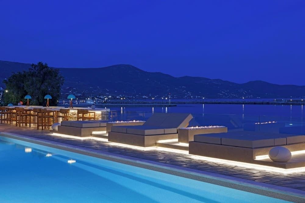 حوض السباحة