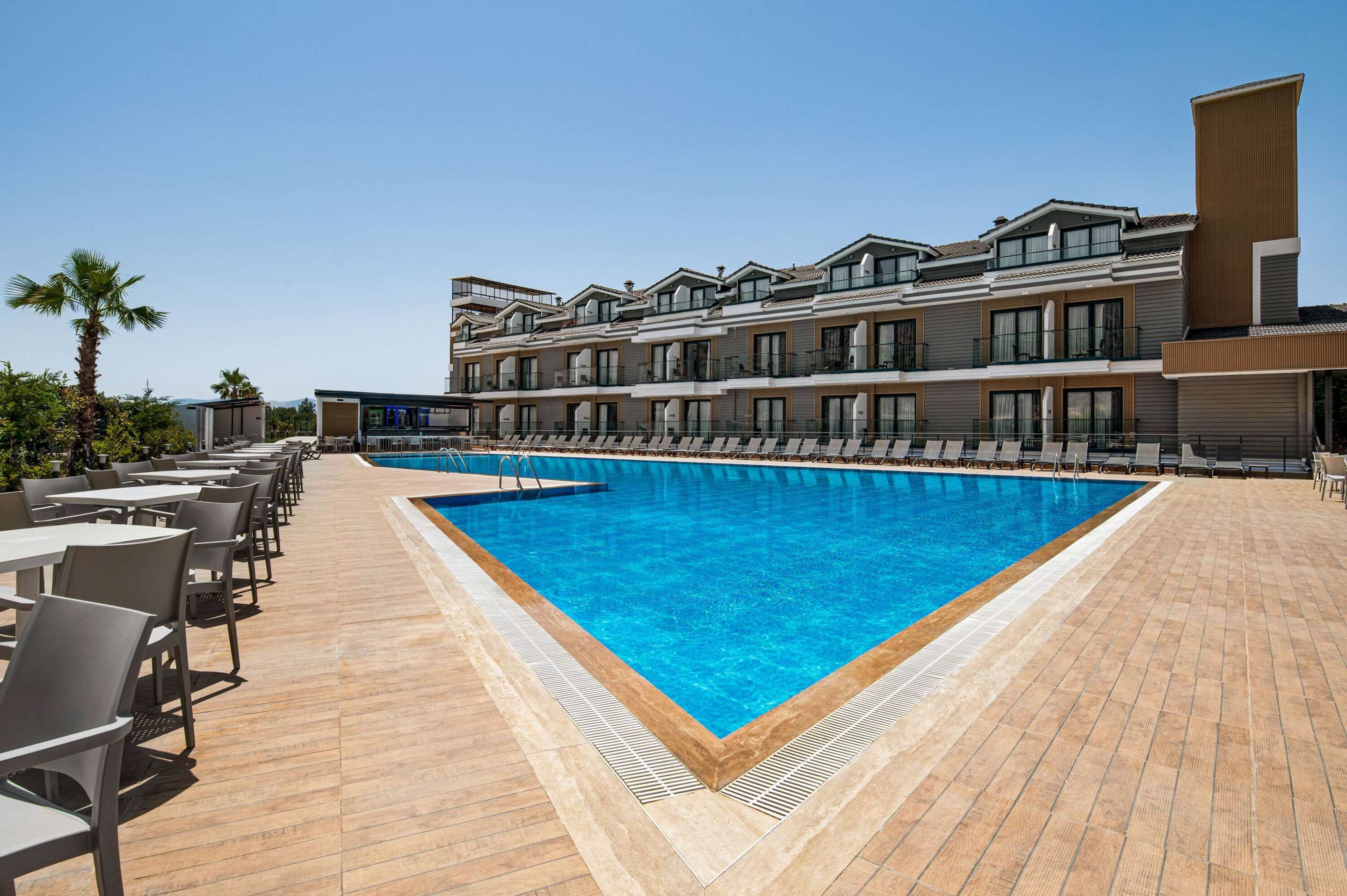 حوض السباحة