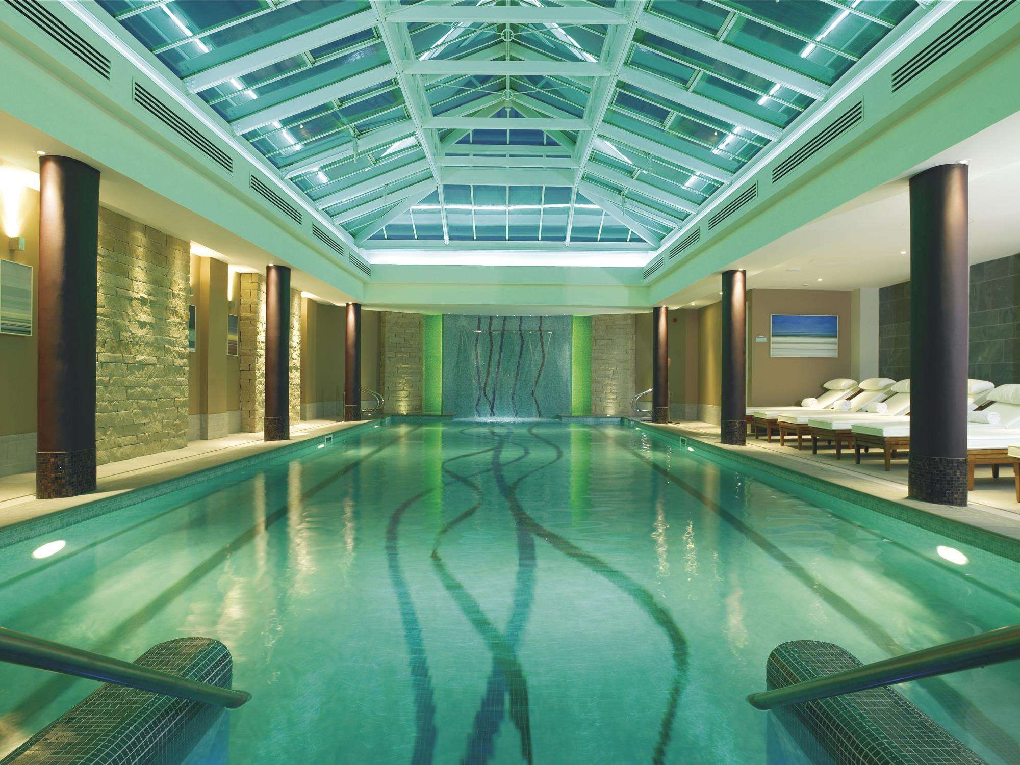 حوض السباحة