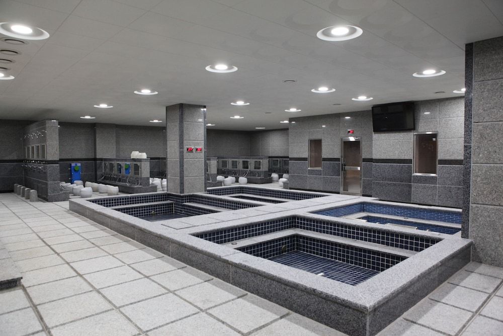 حوض السباحة