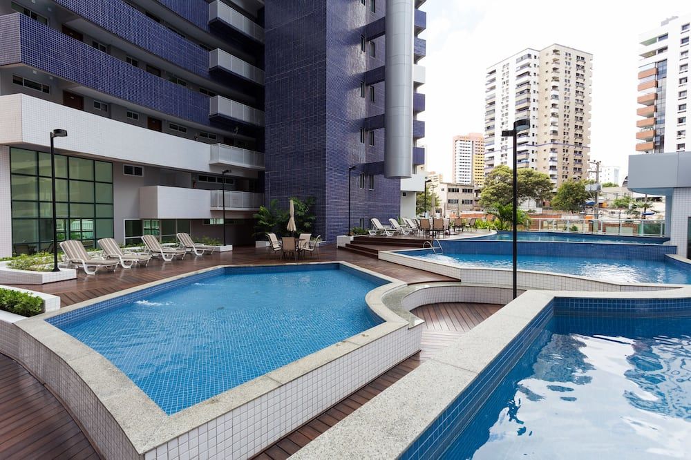 حوض السباحة