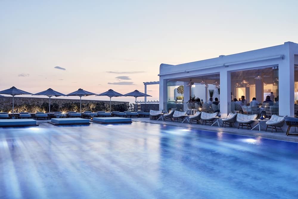 حوض السباحة