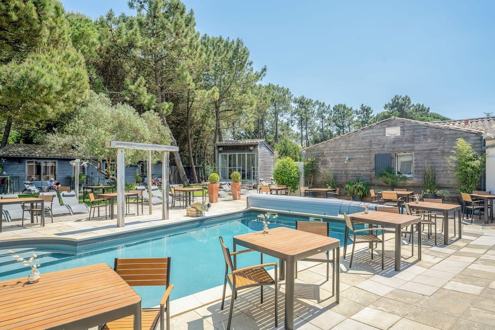 حوض السباحة