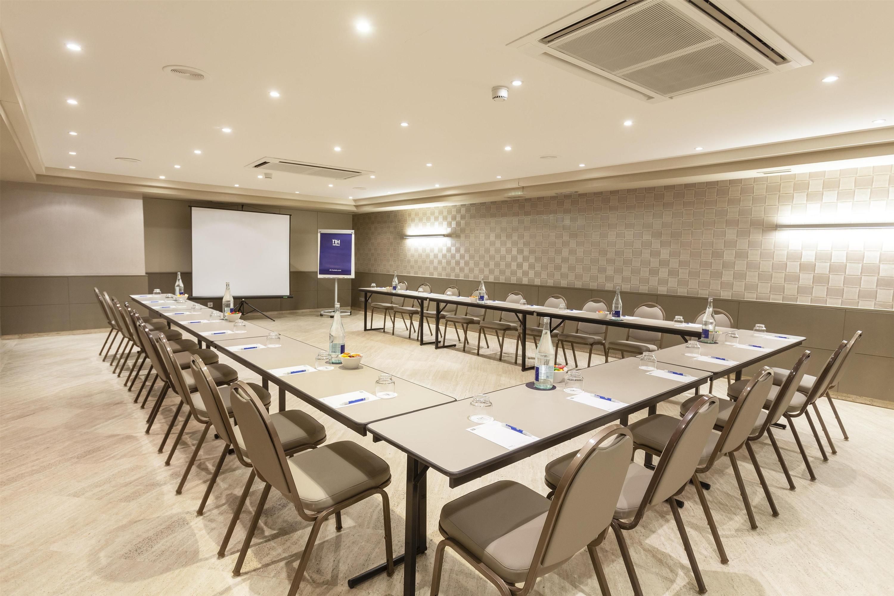 غرفة الاجتماعات