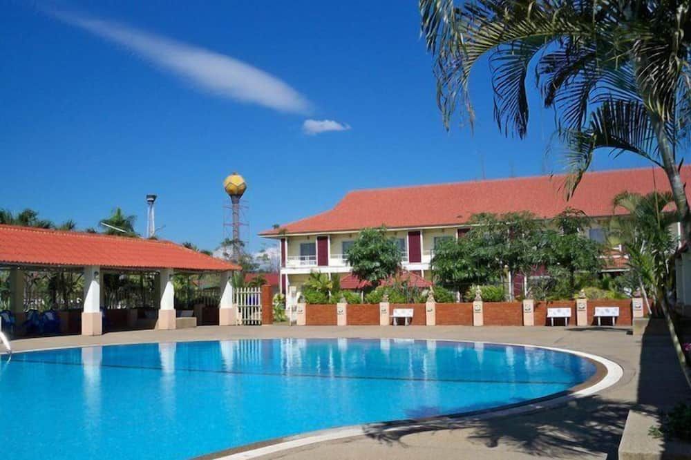 حوض السباحة