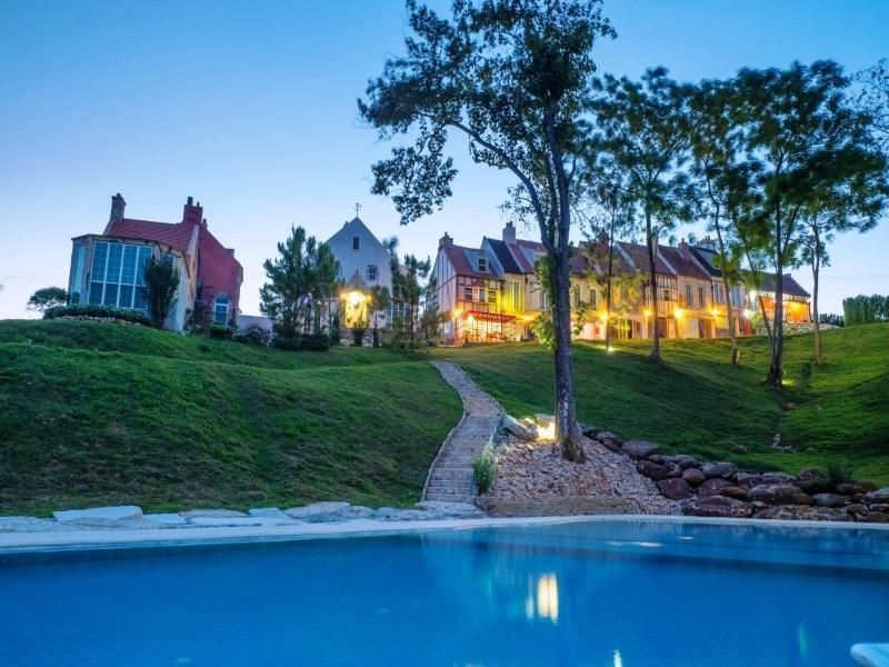 حوض السباحة