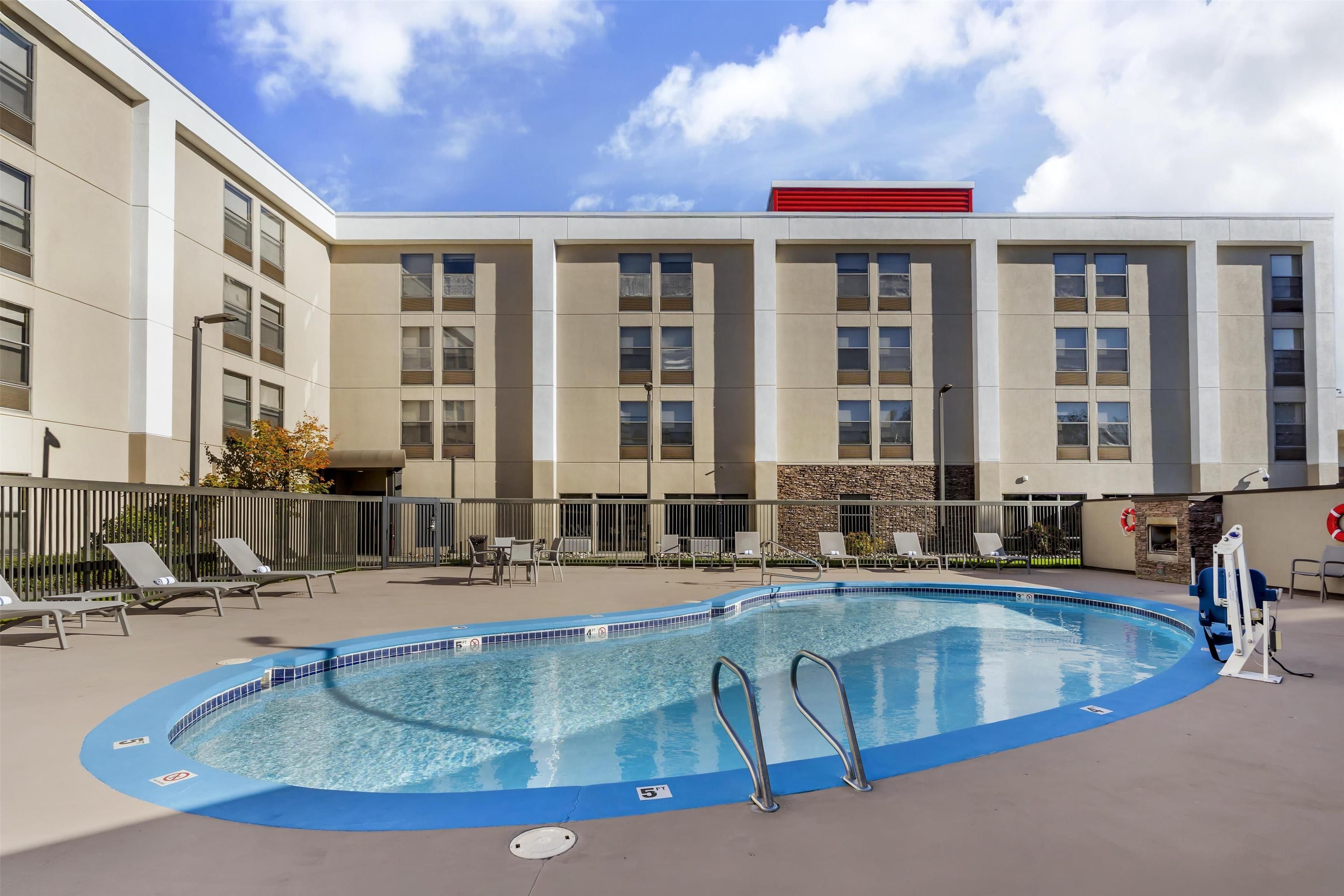 حوض السباحة