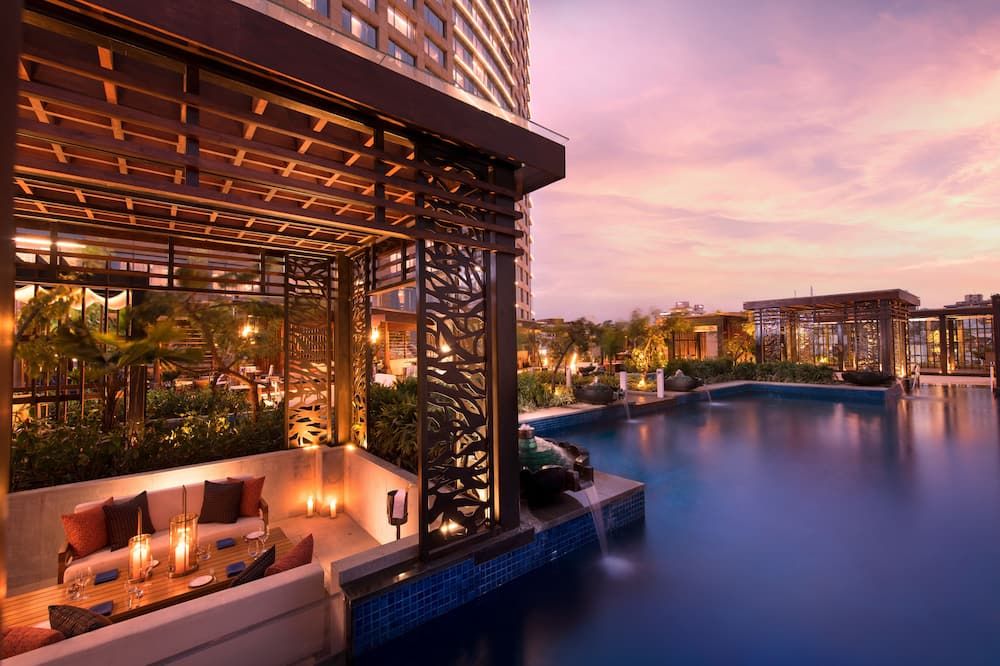 حوض السباحة