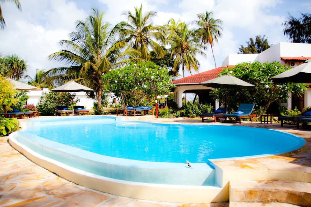 حوض السباحة