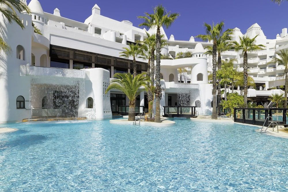 حوض السباحة