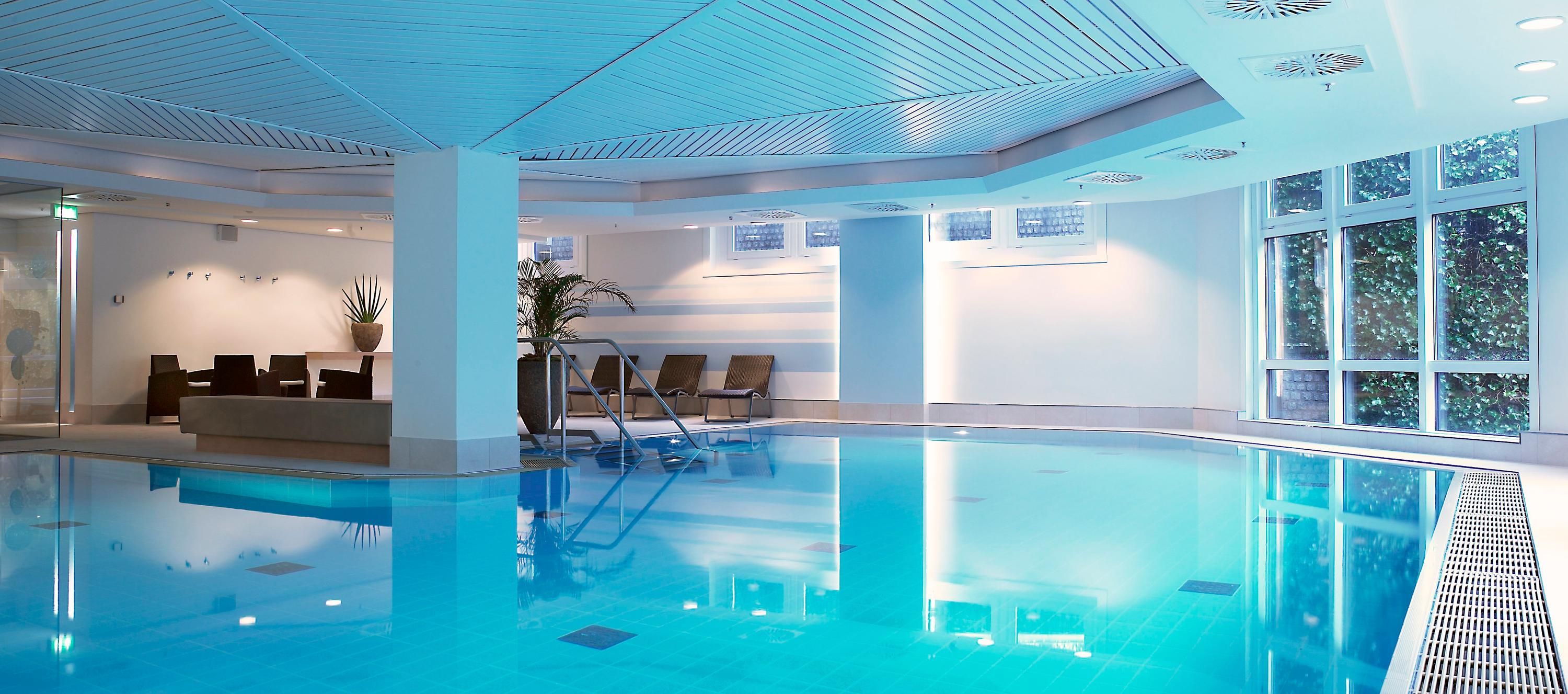 حوض السباحة