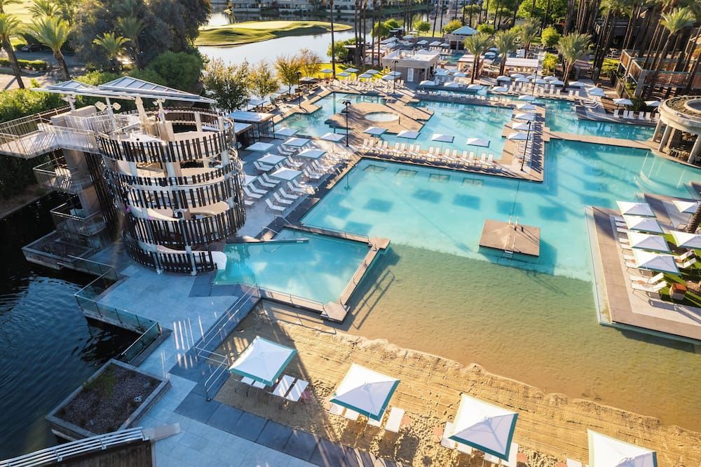 حوض السباحة