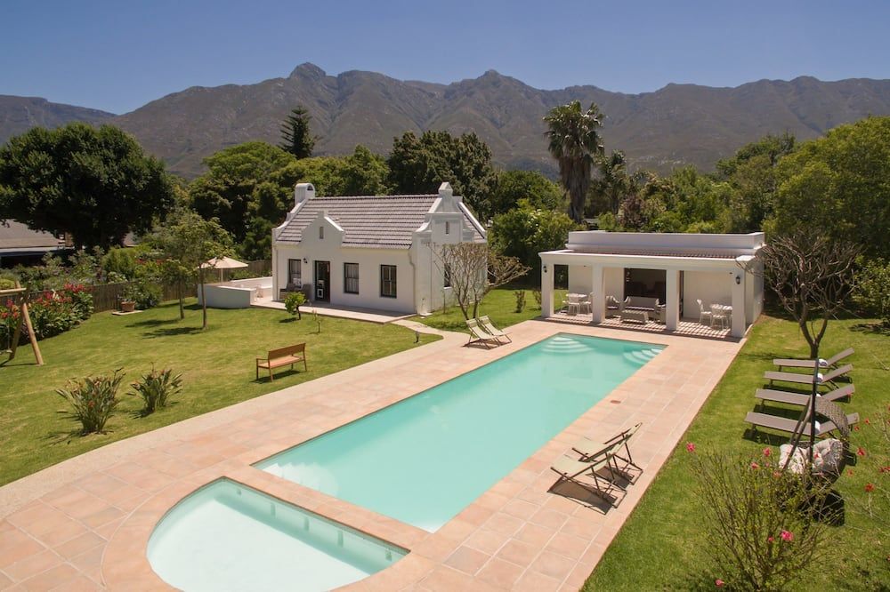 حوض السباحة