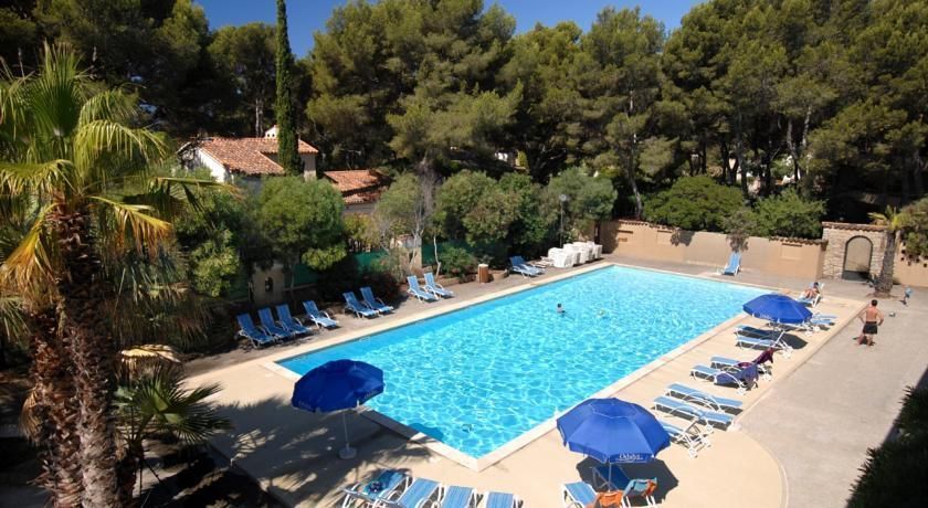 حوض السباحة