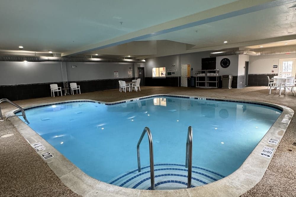 حوض السباحة