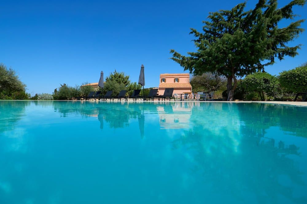 حوض السباحة