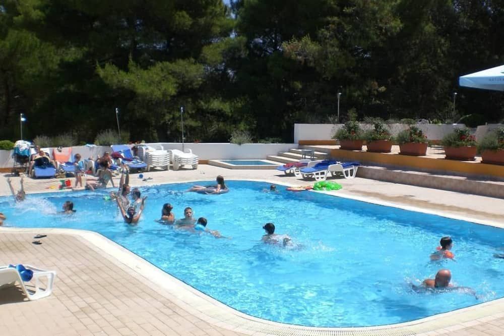 حوض السباحة