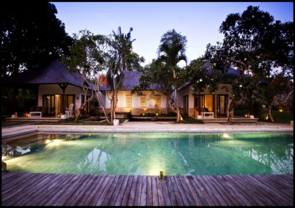 حوض السباحة