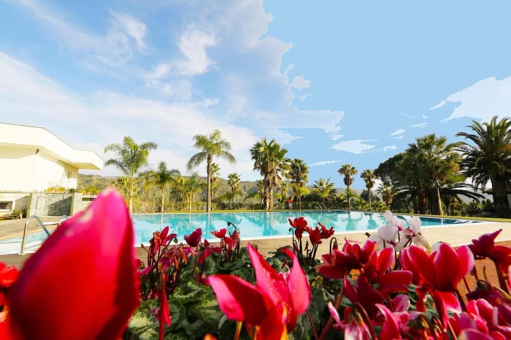 حوض السباحة