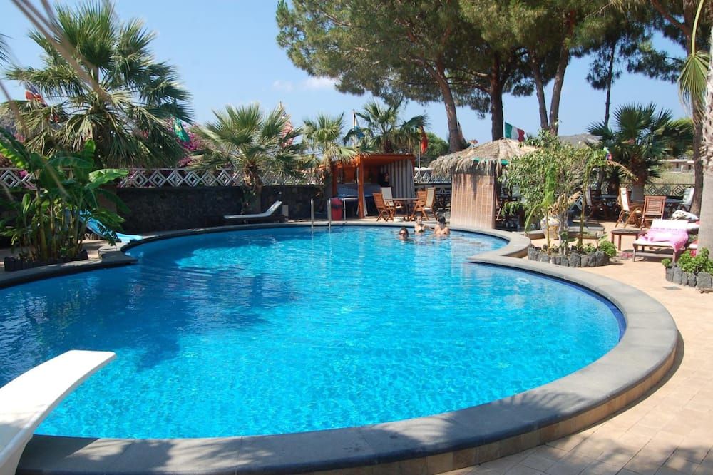 حوض السباحة