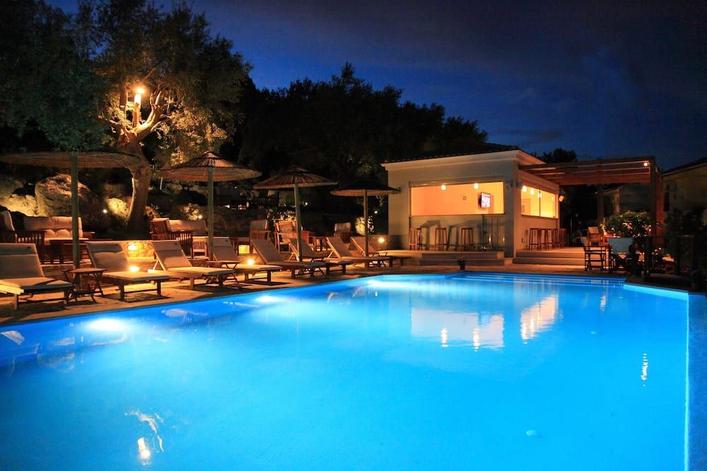 حوض السباحة