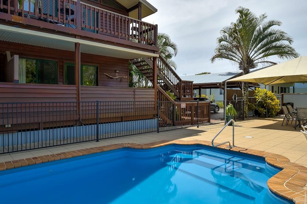 حوض السباحة