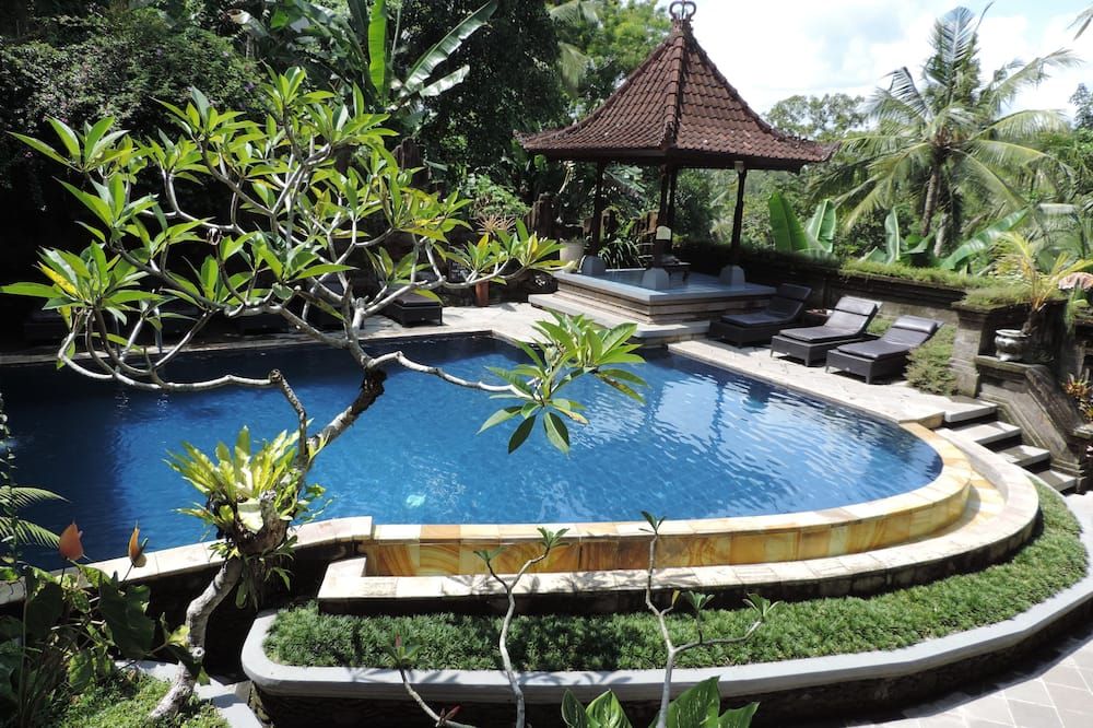 حوض السباحة