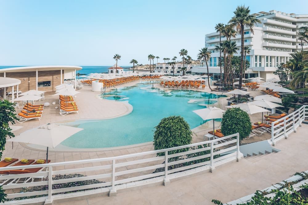 حوض السباحة