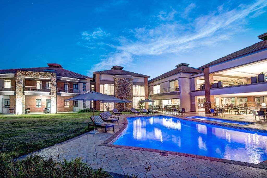 حوض السباحة