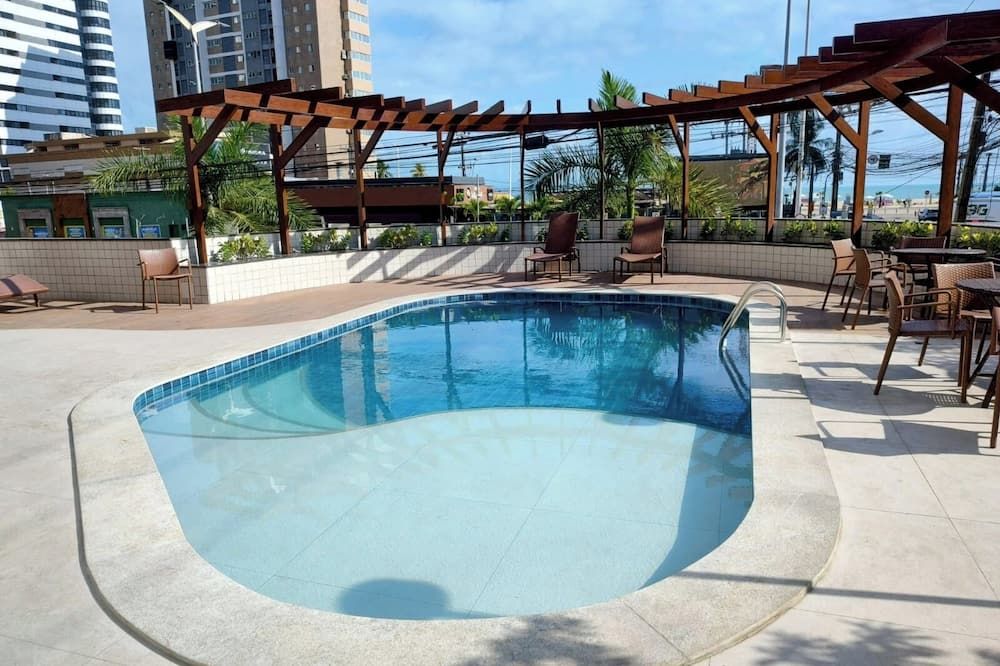 حوض السباحة