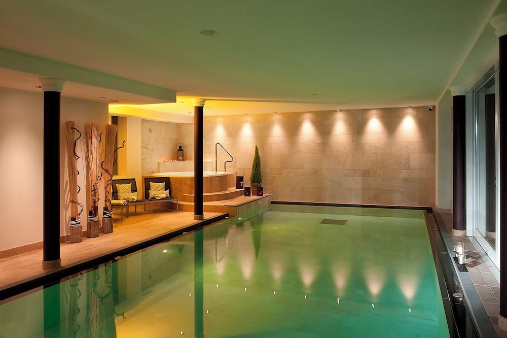 حوض السباحة