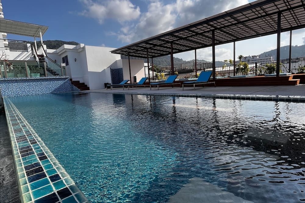 حوض السباحة