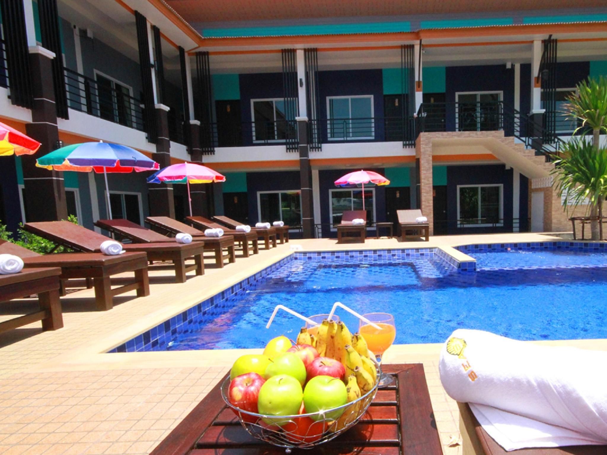 حوض السباحة