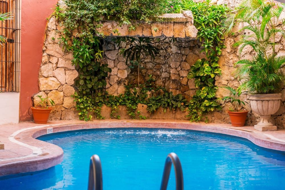 حوض السباحة